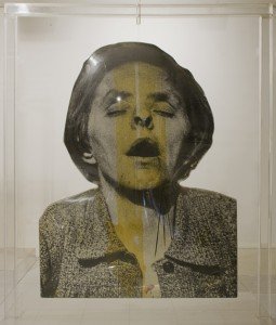 Demente, 1974. Construcción tridimensional, óleo, emulsión fotográfica, aluminio y metacrilato. 261 x 210 x 160 cm