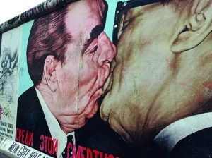 Beso fraternal, de Dimitri Vrubel. Los protagonistas: Leónidas Breznev y Erich Honecker.