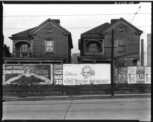 Casas de madera y una valla publicitaria, 1936 © Walker Evans Archive, The Metropolitan Museum of Art.