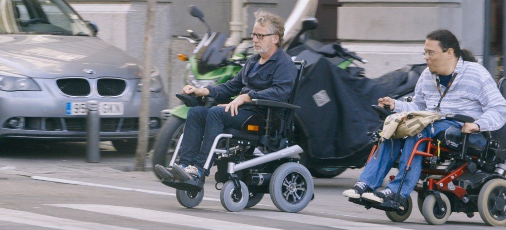 Javier Mariscal junto a Gustavo Díaz recorriendo las calles de Madrid.