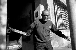 Un hombre mayor se resiste violentamente a ser desalojado de su vivienda, por Dieho Levy, Buenos Aires, h. 2000 © Diego Levy.