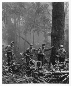 Guerrilleros en la nieble, por Rodrigo Moya, 1966 © Rodrigo Moya.