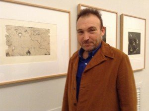 Miquel Barceló en la presentación de la exposición junto a La plaine des termites. 