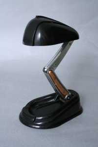 Lámpara Jumo, diseño de André Monique, fabricada por Jumo Lamp, Francia, Estados Unidos, 1938, baquelita y metal. 