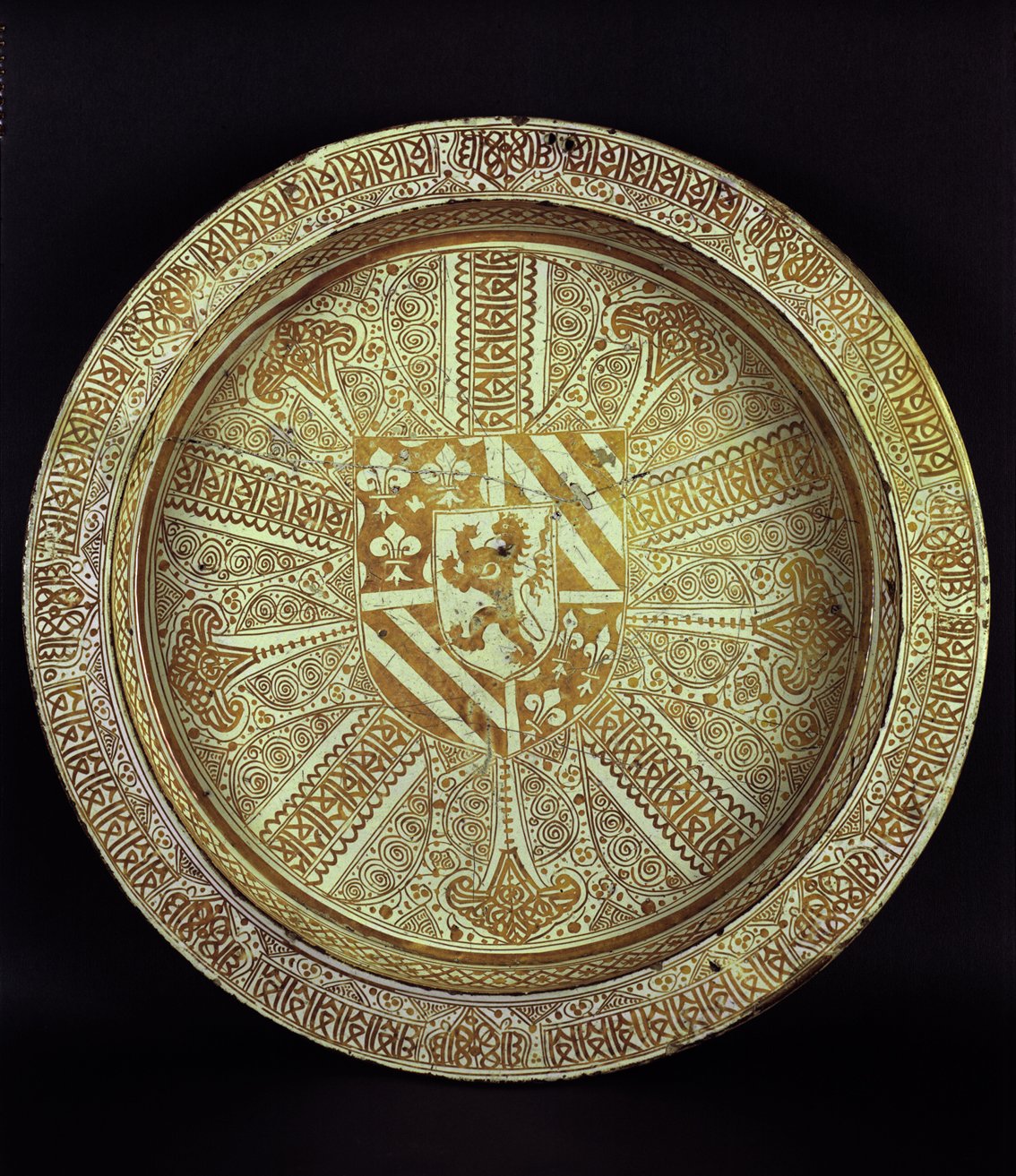 Gran Plato con las armas de Felipe III el Bueno, Manises (Valencia), segundo tercio del siglo XV, cerámica esmaltada, reflejo metálico © Museo Lázaro Galdiano, Madrid.