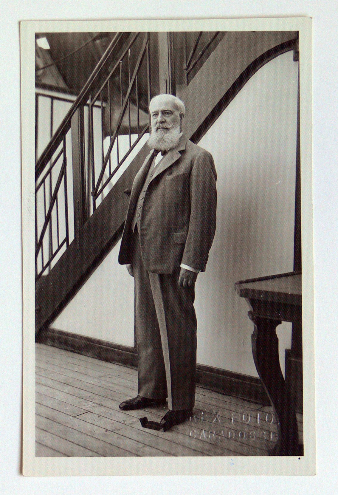 Fotografía de José Lázaro Galdiano, h. 1940 © Museo Lázaro Galdiano, Madrid. Arriba, Gran vaso, denominado Copa del Emperador Rodolfo II, segunda mitad siglo XVII, piedras duras, cincelado ©Museo Lázaro Galdiano, Madrid.