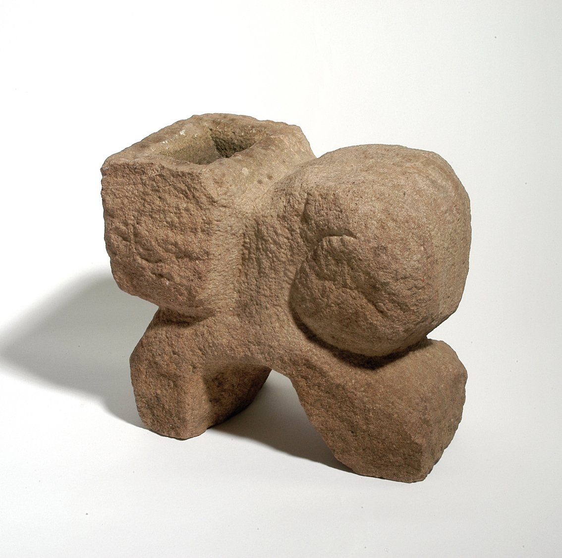 Henry Heerup: Asiino con cesto, 1950, escultura en piedra arenisca, 30,5 x 33,5 x 19,5 cm, Collection Cobra Museum of Modern Art, Amstelveen Purchased with the support of the BankGiro Loterij © Henry Heerup by SIAE 2015.