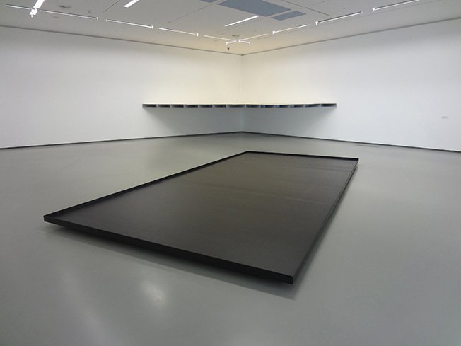 Abyss, por Michal Budny, 2008, acrílico negro sobre mdf, 14 x 300 x 500 cm. 