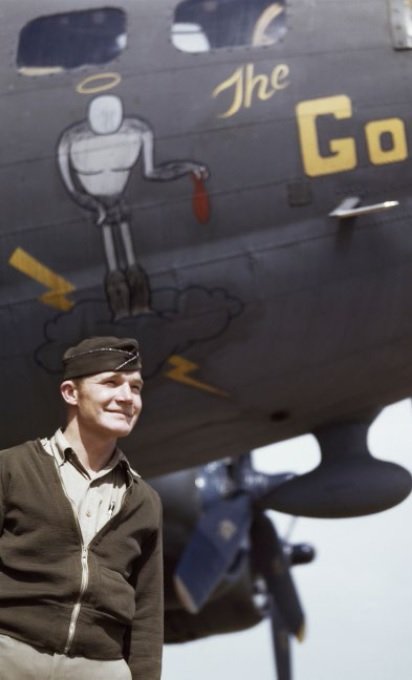 Capitán americano Jay F. Shelley delante del bombardero “The Goon,” a B-17 bomber, por Robert Capa, 1943 © Robert Capa/International Center of Photography/Magnum Photos.