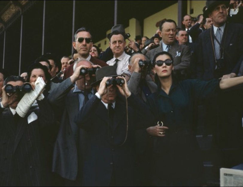 Espectadores en el hipódromo de Longchamp, París, por Robert Capa, h. 1952 Robert Capa/International Center of Photography/Magnum Photos. 