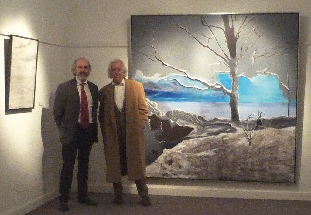 Íñigo Navarro (izda.) y Jorge Castillo (dcha.) junto a "El escondrijo", 2014-15, acrílico sobre lienzo, 200 x 200 cm.