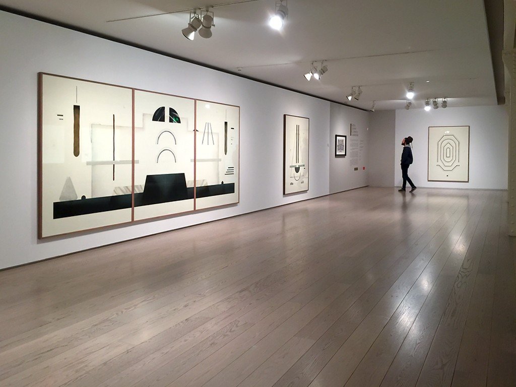 Sala de la exposición xxx en el Museo ABC de Madrid. Arriba, Tríptico, 2015.