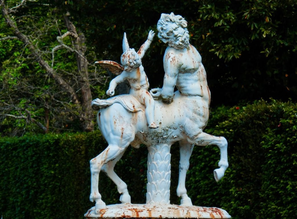 Detalle de una de las estatuas del jardín.
