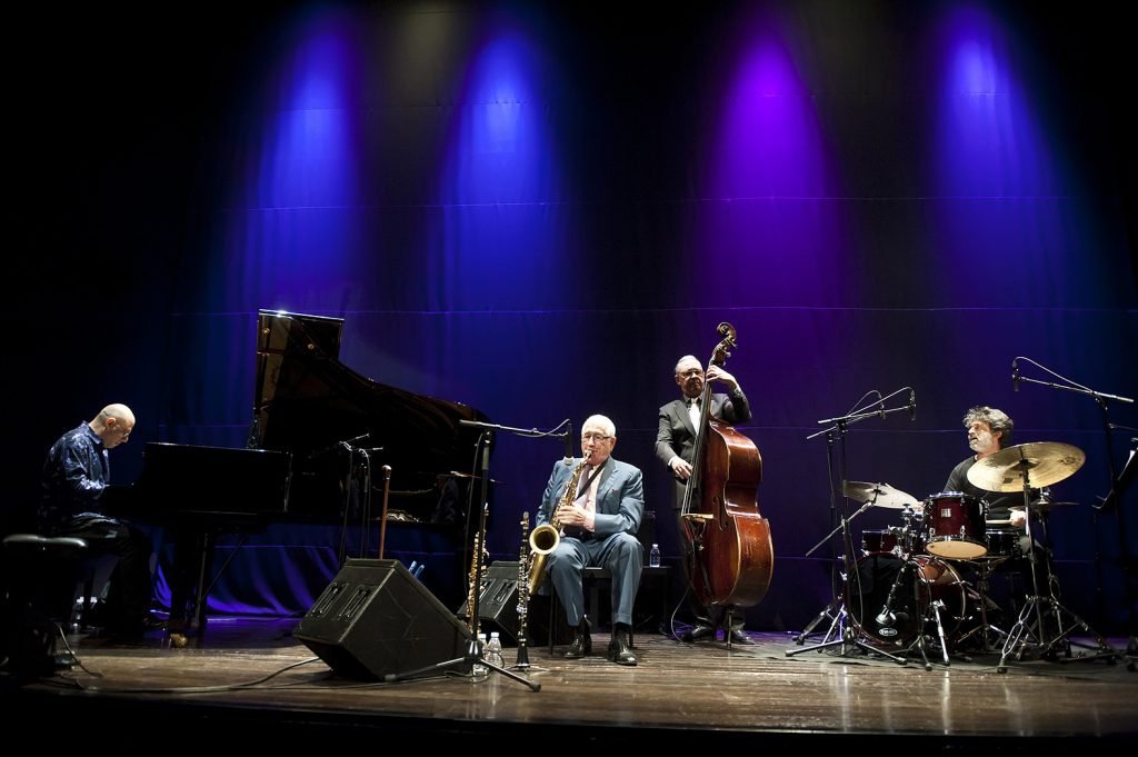 Homenaje a Pedro Iturralde en la sala Berlanga. Arriba, Anaut, domingo 10 de julio.