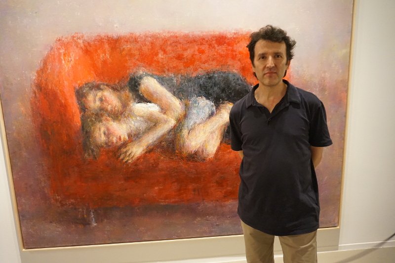 Daniel Enkaoua delate de su obra Natan et Sarah en rouge, 2012-15, óleo sobre tela. 190,3x250,5cm 