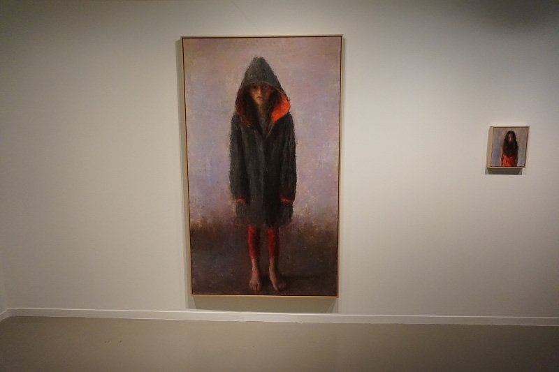 Aure et le manteau de Sarah, por Daniel Enkaoua, 2012, óleo sobre tela 195 x 114 cm. 