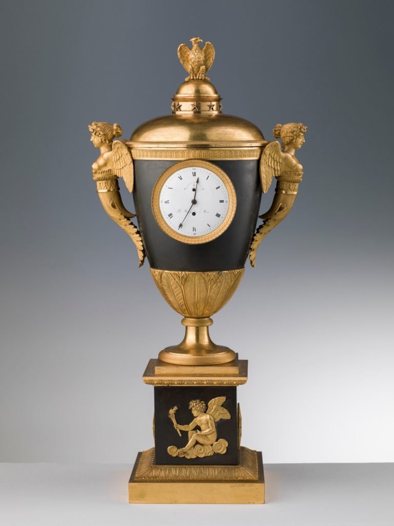 Reloj en una ánfora de dos asas, París, alrededor de 1810-20, bronce dorado y pintado, 54 x 40, 16 x 16 cm de base, Florencia, Museo Stibbert.