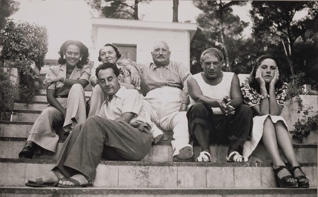 De izquierda a derecha, Ady Fidelin, Marie Cuttoli y su marido, Man Ray, Picasso y Dora Maar sobre las escaleras de un parque, 1937 © Man Ray Trust/ Adagp, Paris © RMN – Grand Palais / Franck Raux.