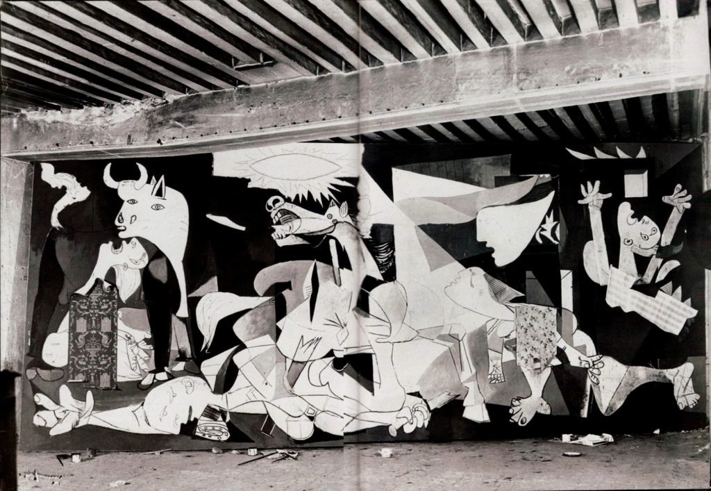 Fotografía del Guernica en el taller de París tomada por Dora Maar.