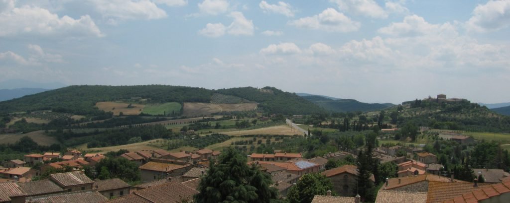 Colina de Poggio Civitate, cerca de Murlo. Arriba, recreación del palacio de este enclave etrusco.