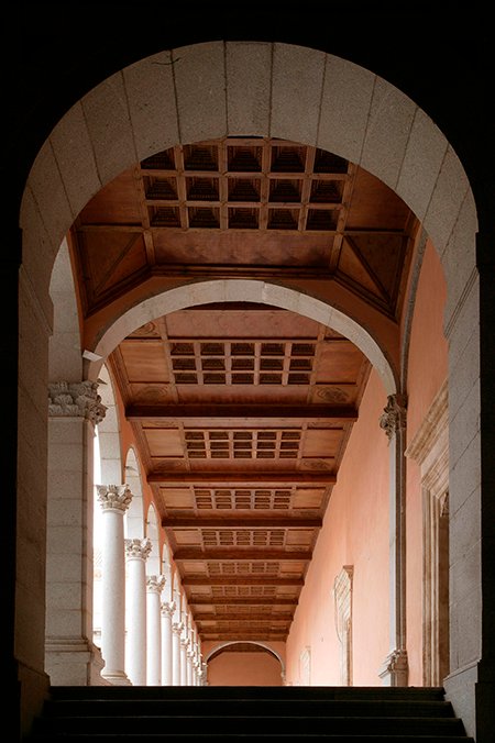 Detalle del techo de las galerías del Patio del Alcázar de Toledo, obra de Enrique Nuere. 