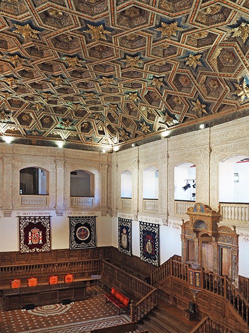 Armadura del paraninfo de la Universidad de Alcalá de Henares, obra de Enrique Nuere. 