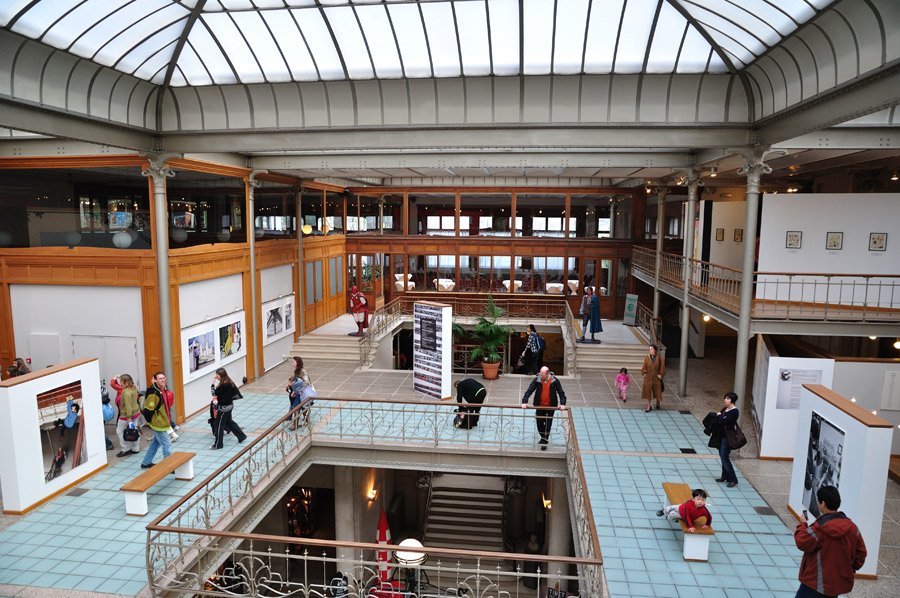 Museo del Cómic, un proyecto de Victor Horta de 1906. En origen fue un gran almacén de textiles y estuvo abandonado durante años hasta que fue rehabilitado como museo. 