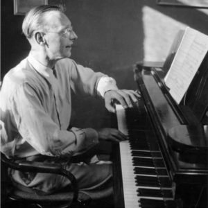 Carl Orff al piano componiendo Carmina burana