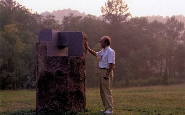 Chillida-junto-a-Lo-profundo-es-el-aire-Estela-IX-_Foto-Jordi-Belver.jpg