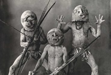 Three-Asaro-Mud-Men-New-Guinea-1970-apert.jpg